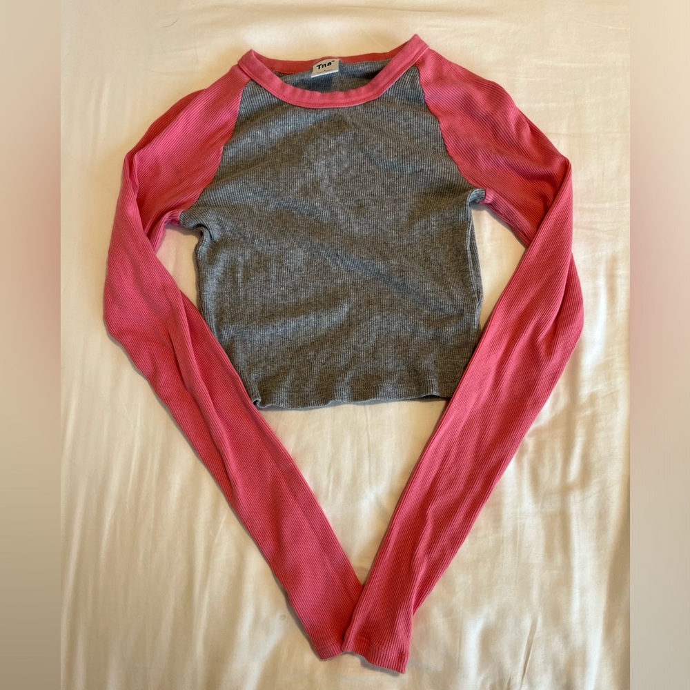 Aritzia gray and pink long sleeve